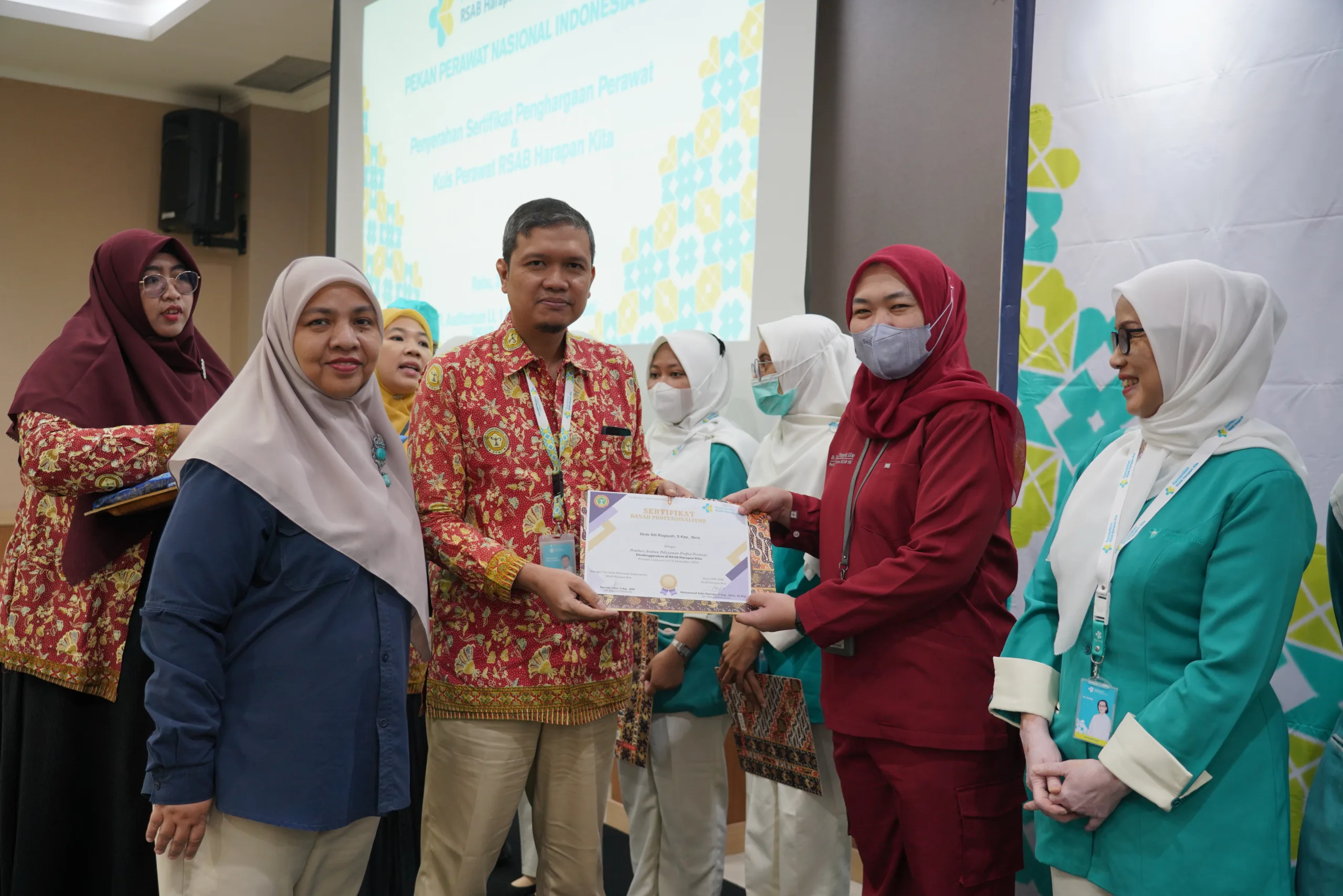 PENGHARGAAN KEPADA PERAWAT DALAM RANGKA HUT PPNI KE-51
